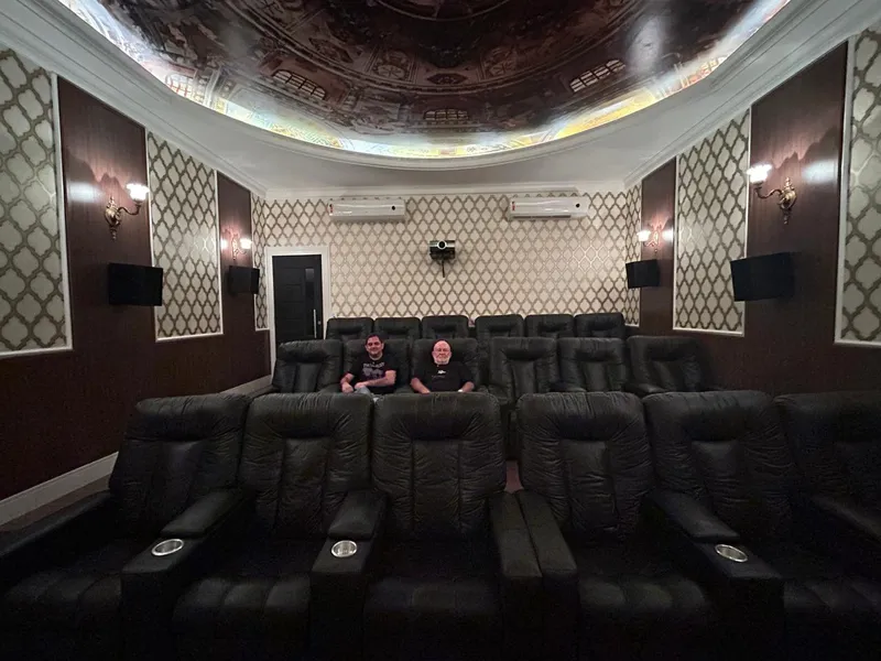 Aposentado de Cariacica transforma casa em cinema e museu com 20 mil filmes