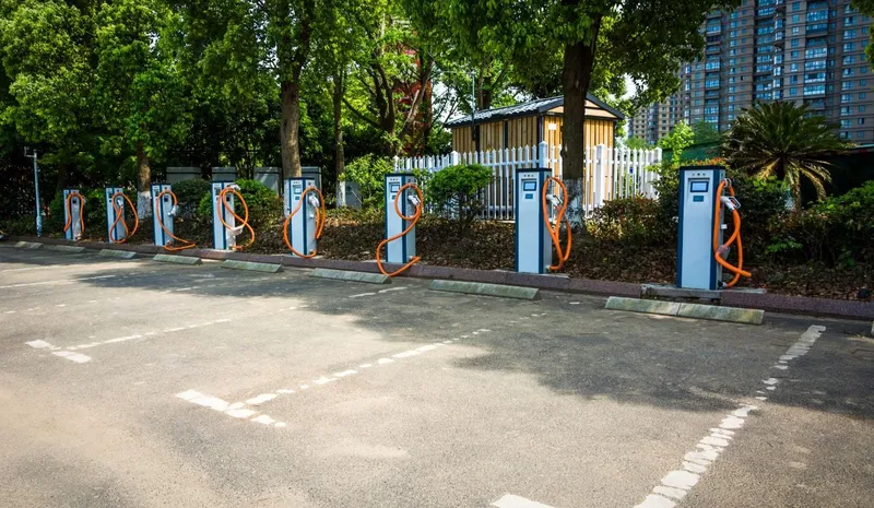 Governador veta lei sobre carregadores de carros elétricos em condomínios
