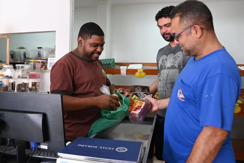 Mercearias de bairro ganham espaço com fechamento de supermercados aos domingos
