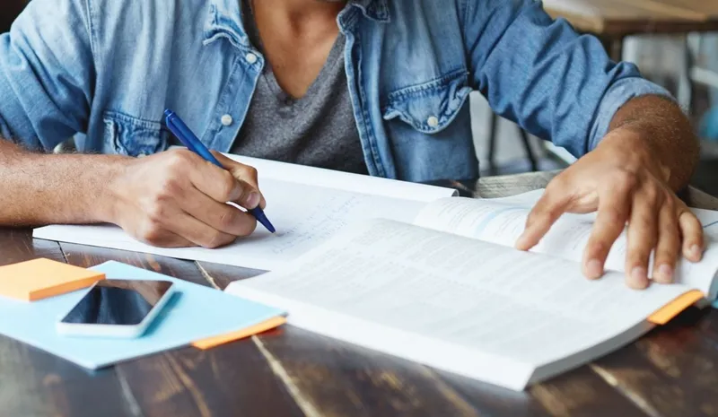 Prefeitura de Vitória abre concurso com salário de até R$ 7,5 mil